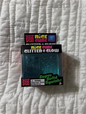 Nice Cube Glitter & Glow Super Solid Squish - Blue